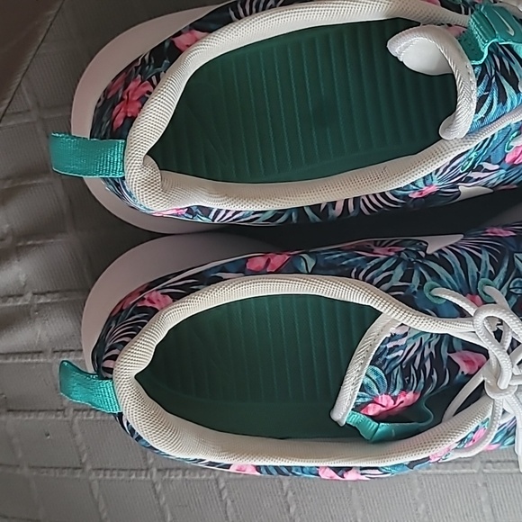 Nike Roshe Runs Size 11.5 Men's Floral Print Firm - Picture 8 of 9